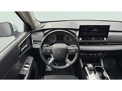 Used 2025 Mitsubishi Outlander SE FWD image 23