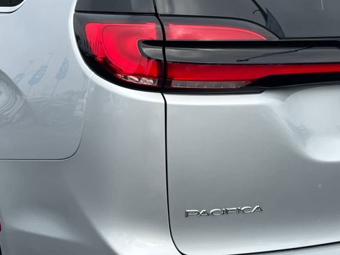 Used 2024 Chrysler Pacifica Touring-L image 28