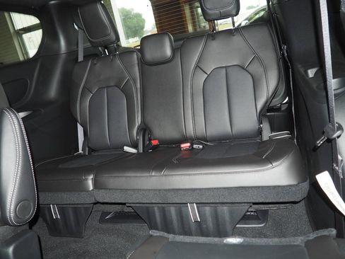 New 2027 Chrysler Pacifica Select AWD/4WD image 12
