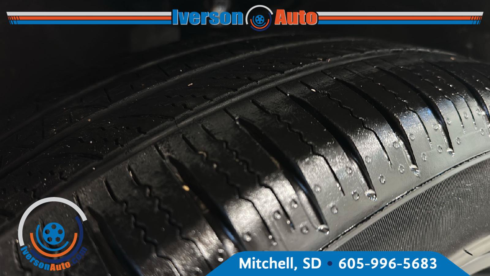 Used 2025 Chrysler Pacifica Limited FWD image 11