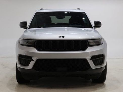 Used 2023 Jeep Grand Cherokee Altitude AWD/4WD image 2