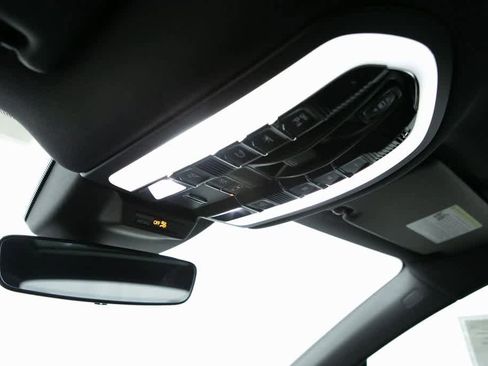 Certified 2025 Porsche Macan image 32