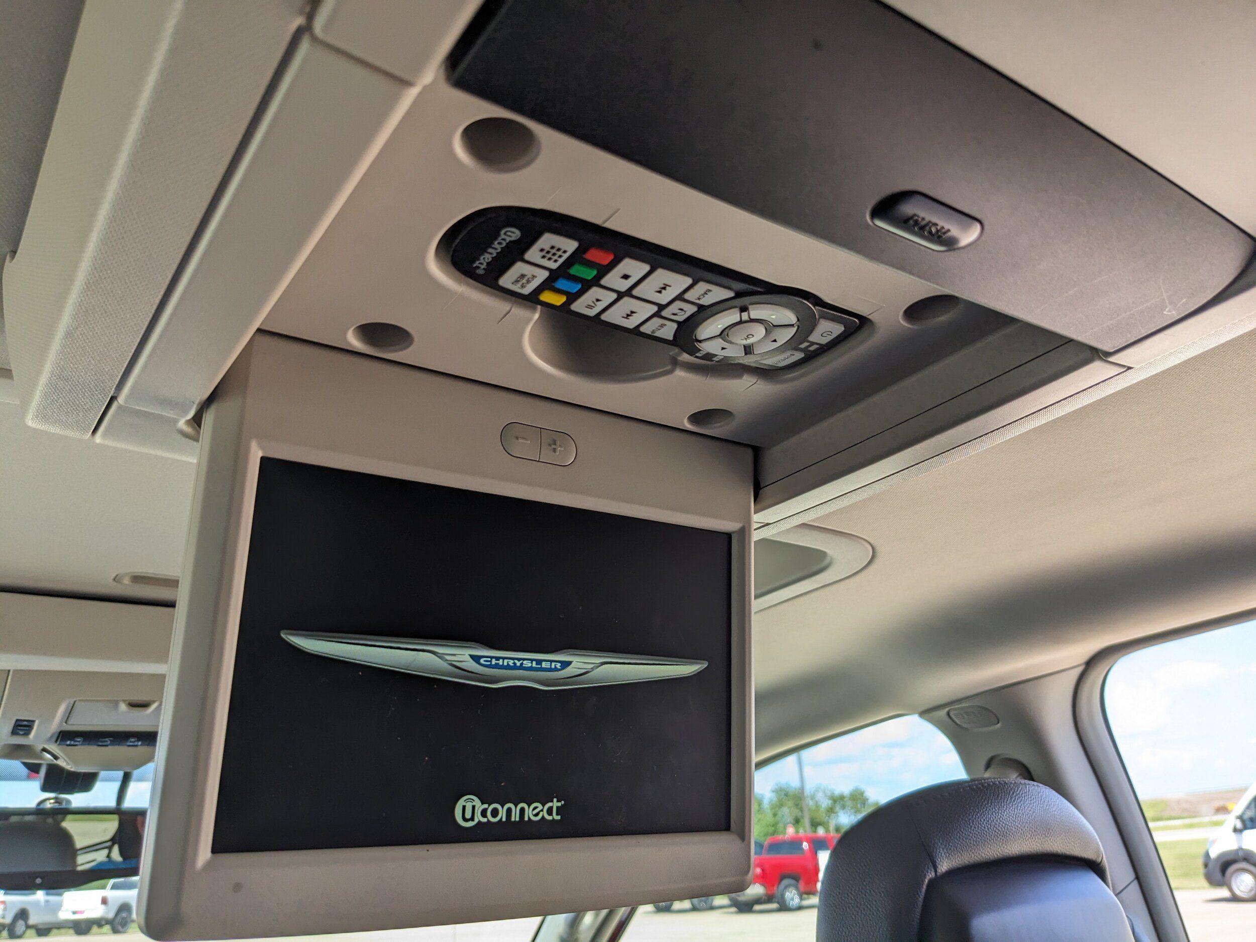 Used 2016 Chrysler Town & Country Touring-L FWD image 41