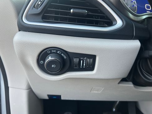 Used 2024 Chrysler Pacifica Touring-L image 19