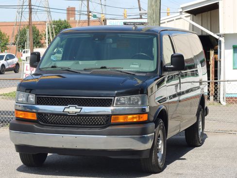 Used 2019 Chevrolet Express 2500 w/ Driver Convenience Package RWD image 3