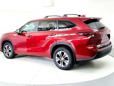 Certified 2024 Toyota Highlander XLE AWD/4WD image 4