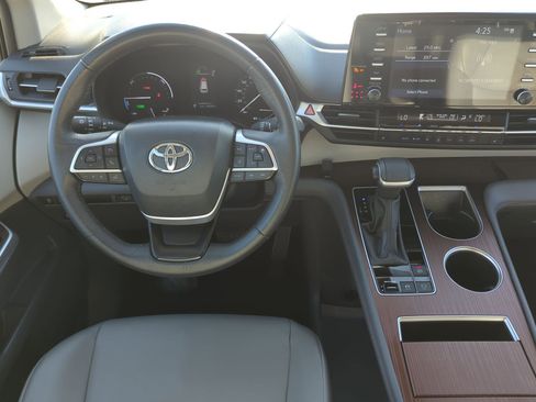 Used 2024 Toyota Sienna XLE image 29