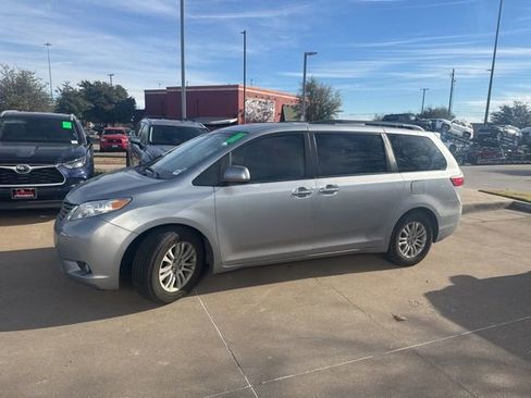Used 2017 Toyota Sienna XLE Premium image 6