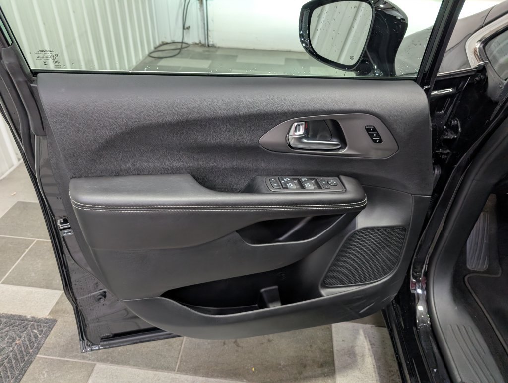 Used 2027 Chrysler Pacifica Limited FWD image 14