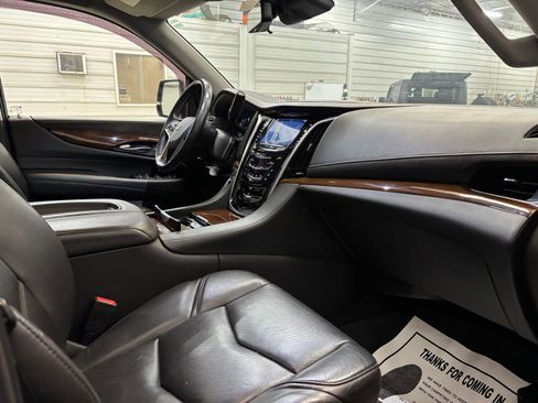 Used 2020 Cadillac Escalade ESV Luxury image 25