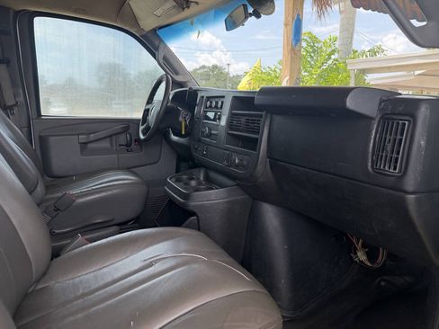 Used 2017 Chevrolet Express 2500 RWD image 18