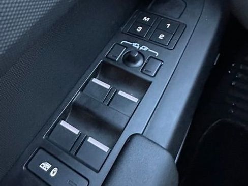 Used 2025 Land Rover Defender 110 S image 18