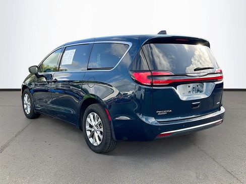 Certified 2023 Chrysler Pacifica Touring-L image 5
