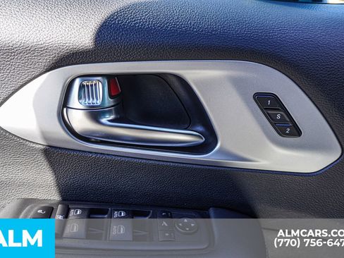 Used 2025 Chrysler Pacifica Limited image 36