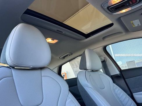 Certified 2025 Hyundai Elantra Limited FWD image 20