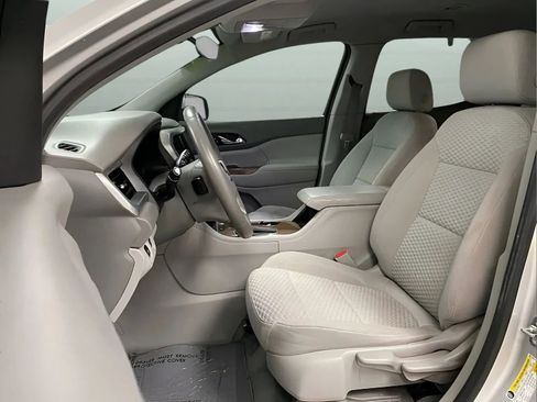 Used 2017 GMC Acadia SLE w/ LPO, Cargo Package FWD image 10