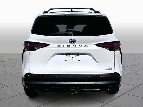 Used 2022 Toyota Sienna XLE image 4