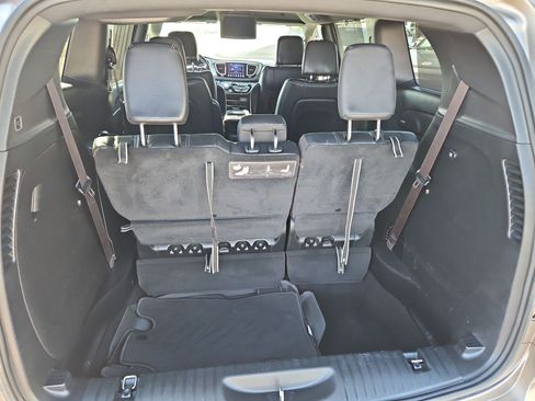 Used 2018 Chrysler Pacifica Touring-L FWD image 7