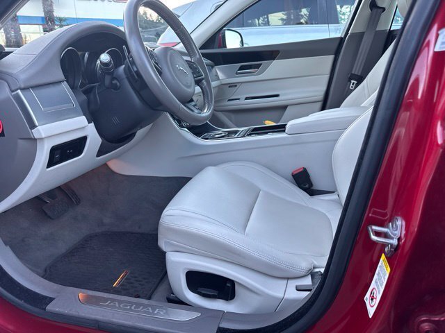 Used 2016 Jaguar XF Premium RWD image 3