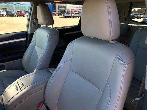 Used 2019 Toyota Highlander XLE image 12