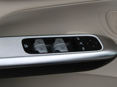 Used 2023 Mercedes-Benz GLC 300 image 11