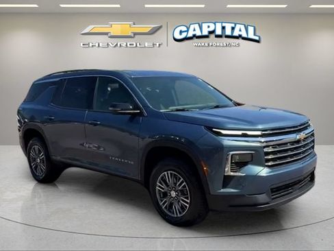 Used 2025 Chevrolet Traverse LT FWD image 7