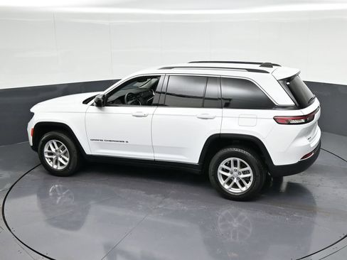 Used 2023 Jeep Grand Cherokee Laredo AWD/4WD image 32