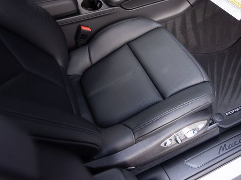 Used 2026 Porsche Macan AWD/4WD image 34