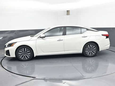 Used 2023 Nissan Altima 2.5 SV FWD image 4