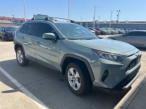 Used 2019 Toyota RAV4 XLE w/ Convenience Package FWD image 3