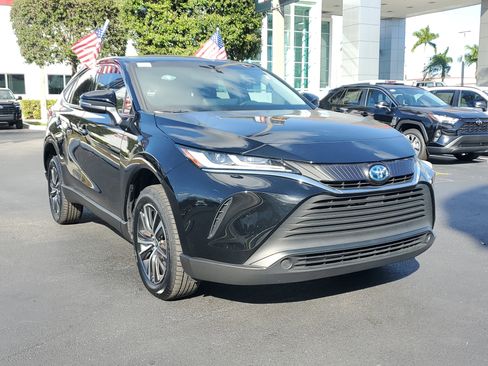 Used 2024 Toyota Venza LE image 2