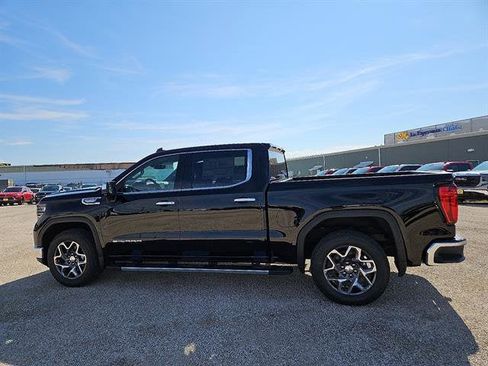 New 2026 GMC Sierra 1500 SLT image 2