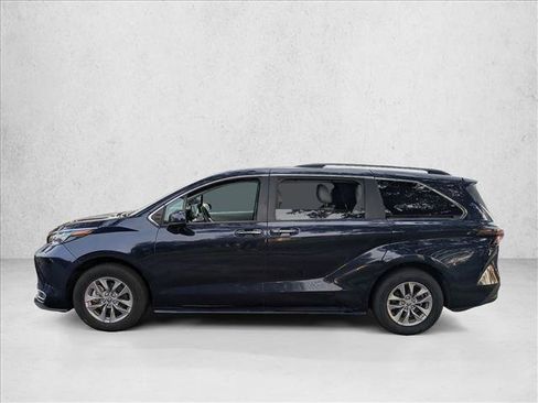 Used 2024 Toyota Sienna XLE FWD image 2