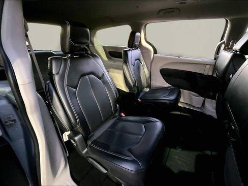 Used 2024 Chrysler Pacifica Touring-L image 17