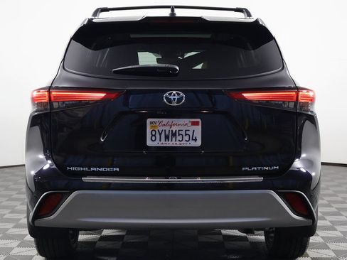 Used 2022 Toyota Highlander Platinum FWD image 5