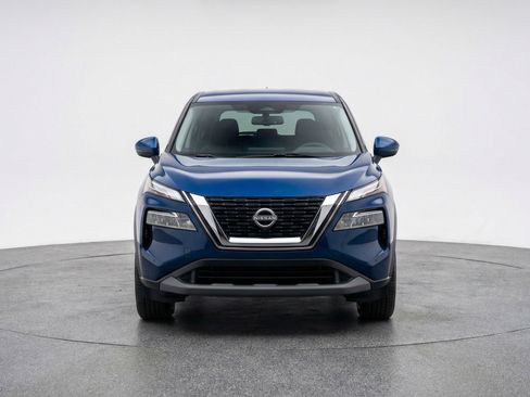 Used 2025 Nissan Rogue SV image 2