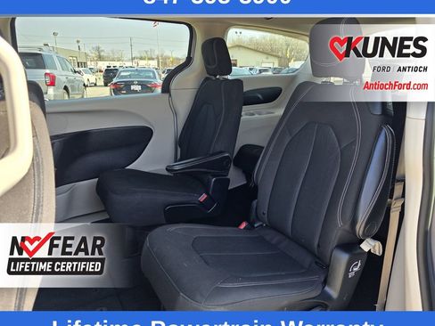 Used 2022 Chrysler Voyager LX image 17