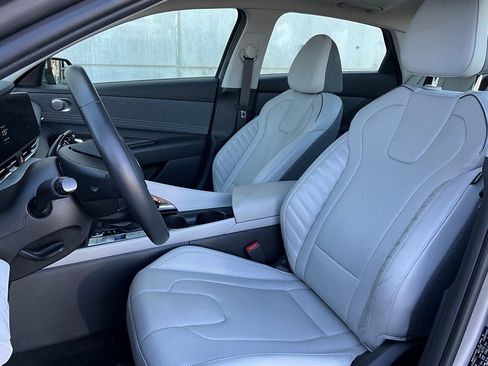 Used 2025 Hyundai Elantra Limited image 10