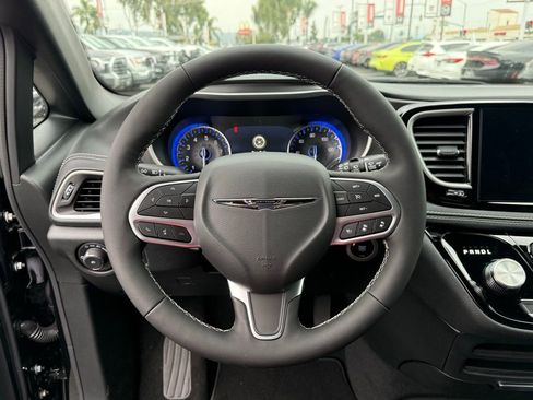 New 2026 Chrysler Pacifica Select image 22