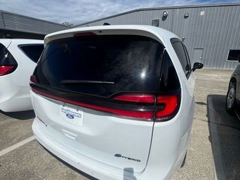 Used 2024 Chrysler Pacifica Select image 3