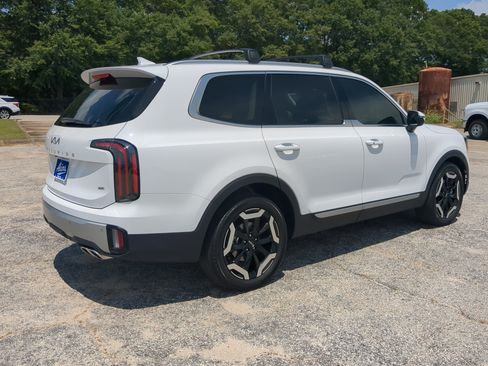 Used 2024 Kia Telluride EX AWD/4WD image 3