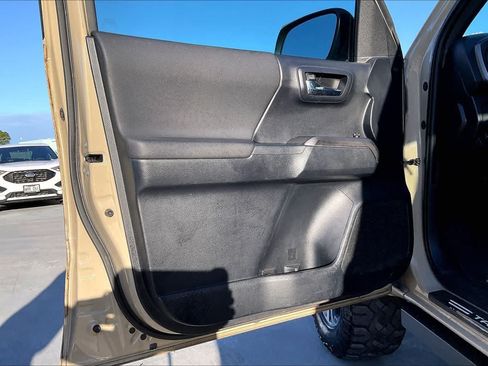 Used 2019 Toyota Tacoma TRD Sport AWD/4WD image 27
