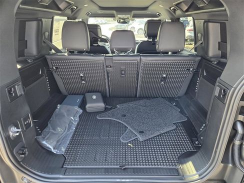 New 2026 Land Rover Defender 110 X-Dynamic SE image 7