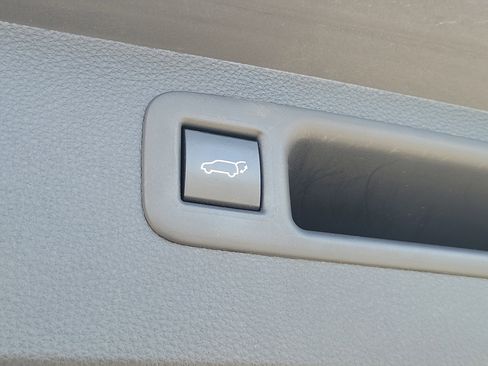 Used 2022 Toyota Highlander XLE image 9