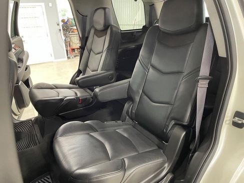 Used 2015 Cadillac Escalade Luxury AWD/4WD image 14