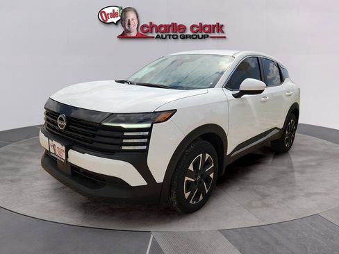 Used 2025 Nissan Kicks SV AWD/4WD image 1