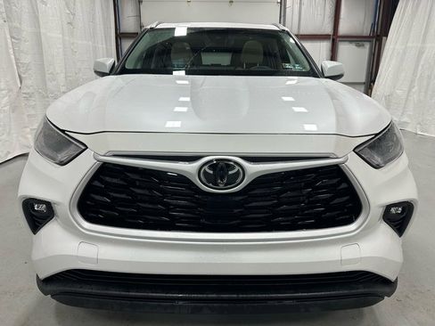 Used 2025 Toyota Highlander XLE image 3