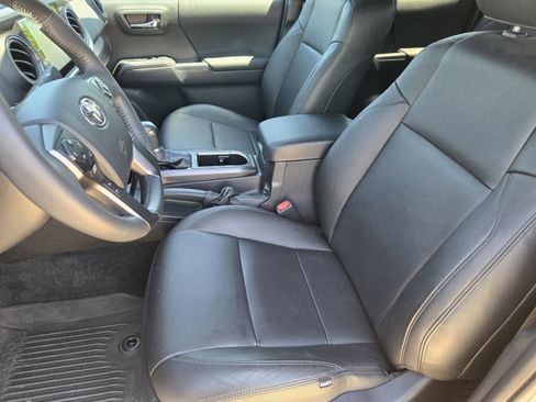 Used 2023 Toyota Tacoma TRD Sport w/ Technology Package AWD/4WD image 9