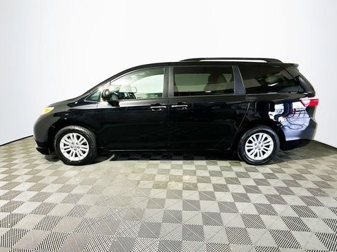 Used 2017 Toyota Sienna XLE w/ XLE Navigation Package image 5