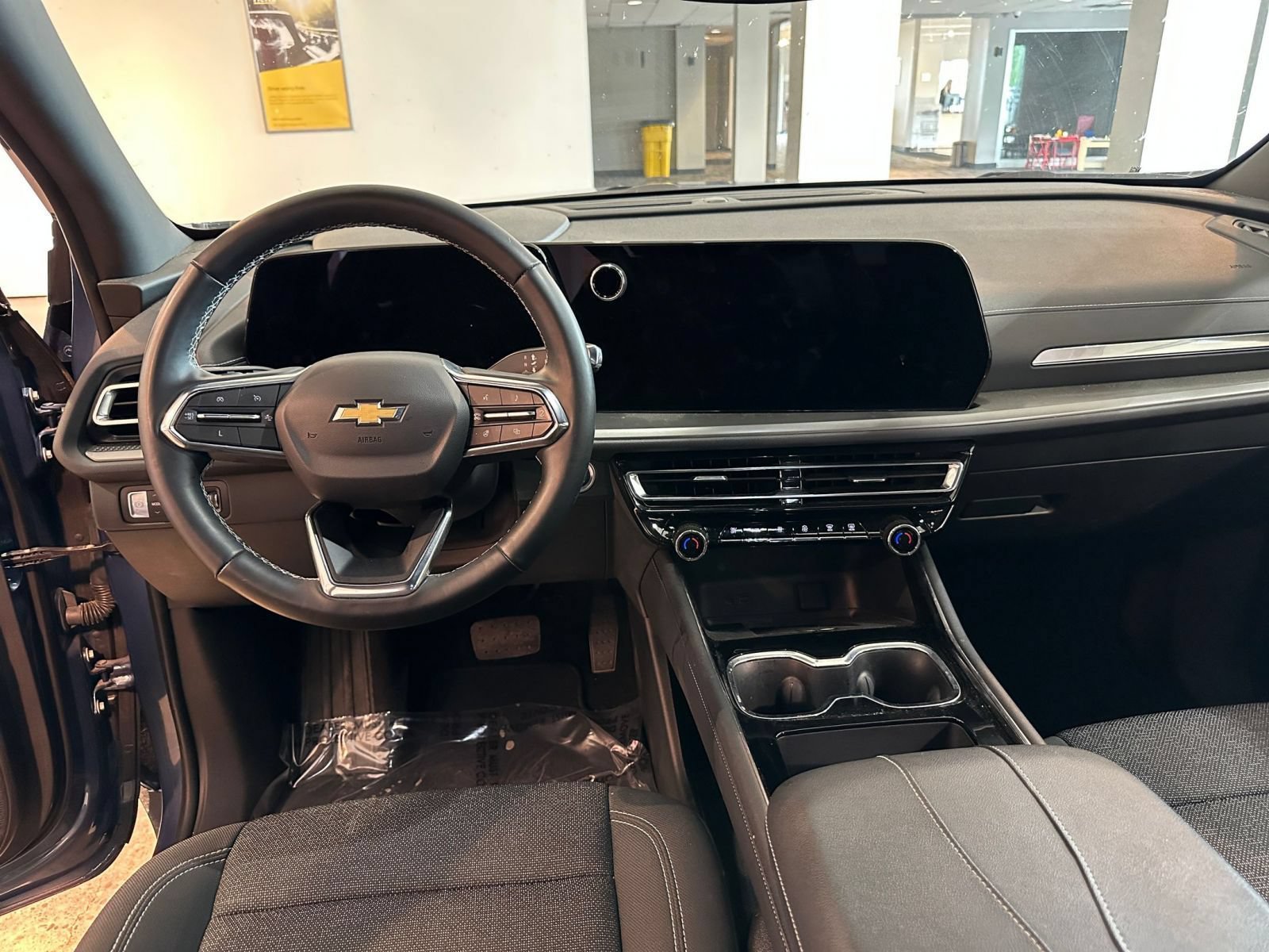Used 2025 Chevrolet Traverse LT FWD image 36
